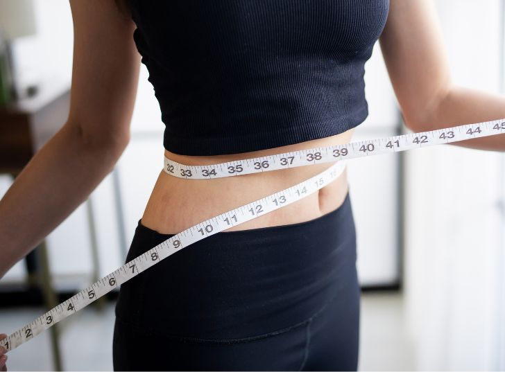 Pengukuran lingkar pinggang dengan meteran, bagian dari evaluasi Program Turun Berat Badan di Agneskin