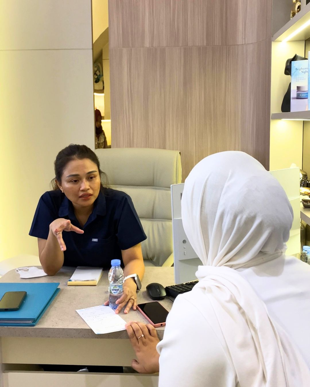 Konsultasi pasien dengan dokter di Agneskin Aesthetic Clinic